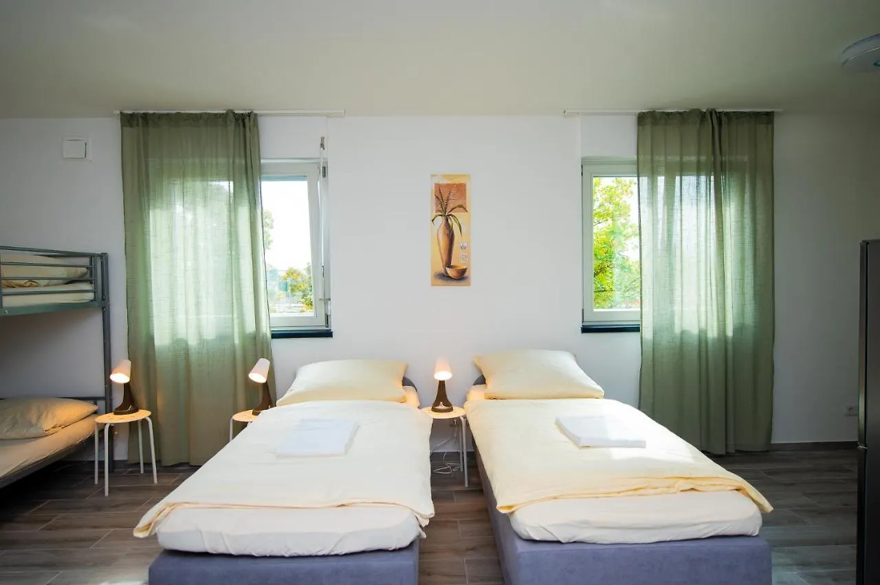 Prime Living Apartments Kueche Netflix Nuremberg 0*,